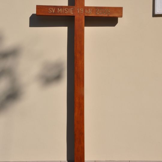 Misijní kříž u zdi kostela svatého Vavřince