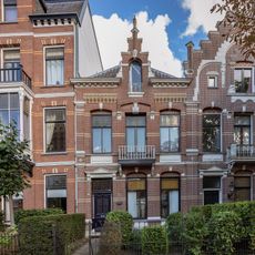 Drietal woonhuizen, voorzien van een achter- en voortuin en symmetrisch van opzet