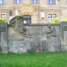 Pomník Kryštofa Haranta před školou v Pecce