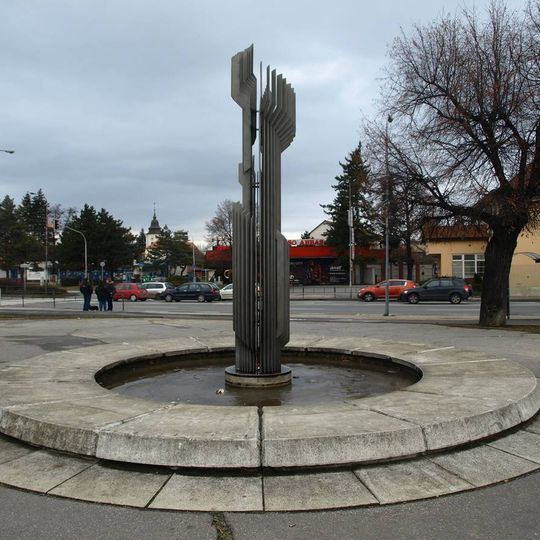 Moderní fontána v Komárově na bývalé konečné trmvaje