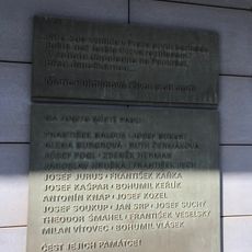 Pamětní deska padlým v Pražském povstání na budově Generálního ředitelství cel v Praze
