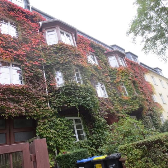 Mietshaus in halboffener Bebauung mit Vorgarten Schiersandstraße 25