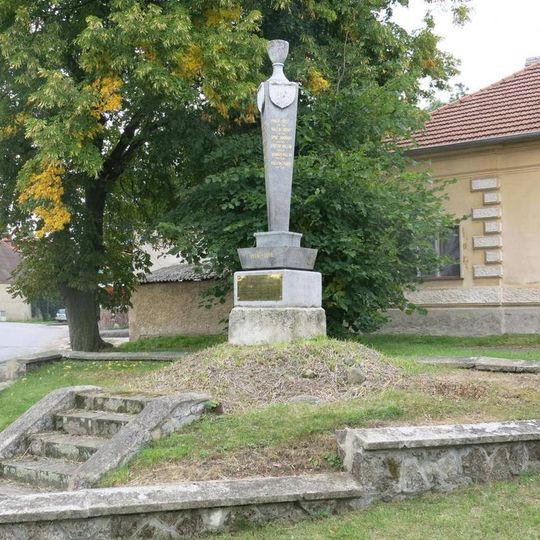 Pomník padlým na návsi v Ředhošti