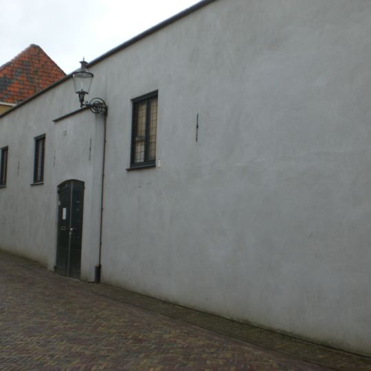 Pand, waarin wellicht een deel van de laat-middeleeuwse stadsmuur is bewaard gebleven