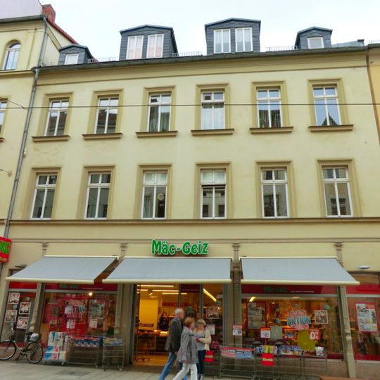 Wohn- und Geschäftshaus in geschlossener Bebauung, mit originaler Ladenfront Berliner Straße 54