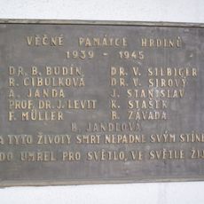 Pamětní deska obětem 2. světové války na Bulovce