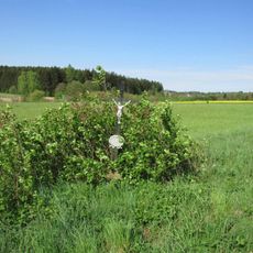 Kříž u silnice z Hříběcí do Horní Cerekve u rybníku Pstruhovec