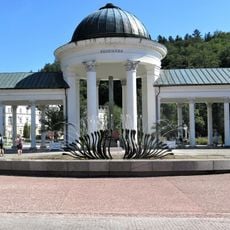 Kašna u kolonády Karolinina pramene v Mariánských Lázních