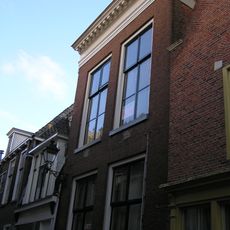 Twee traveeën breed pand zonder ingang met rechte geblokte kroonlijst