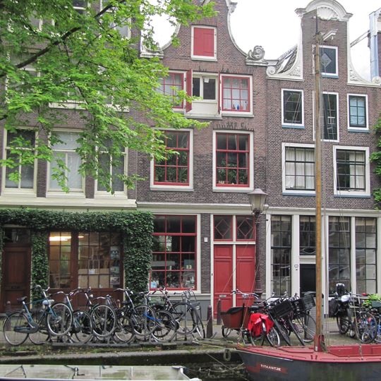 Pand met ingezwenkte halsgevel