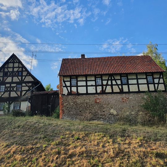 Wohnstallhaus , Seitengebäude und Scheune eines ehemaligen Vierseithofes Hauptstraße 120; 122