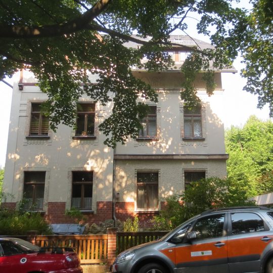 Mietshaus in offener Bebauung mit Vorgarten Terrassenstraße 3