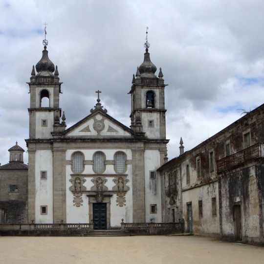 Mosteiro de Santo André de Rendufe, bem como as ruínas do seu claustro, incluindo o chafariz