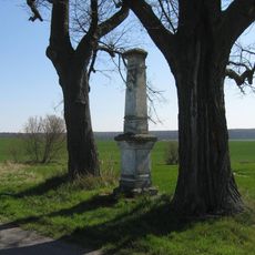 Kříž u silnice východně od Kostelního Hlavna