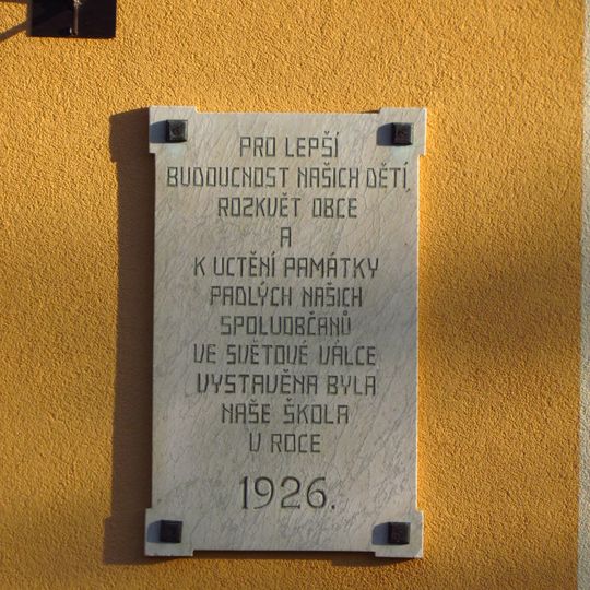 Pamětní deska založení školy 1926 v Kuroslepech