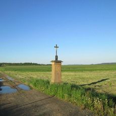 Kříž východně od Hlinců u rozcestí