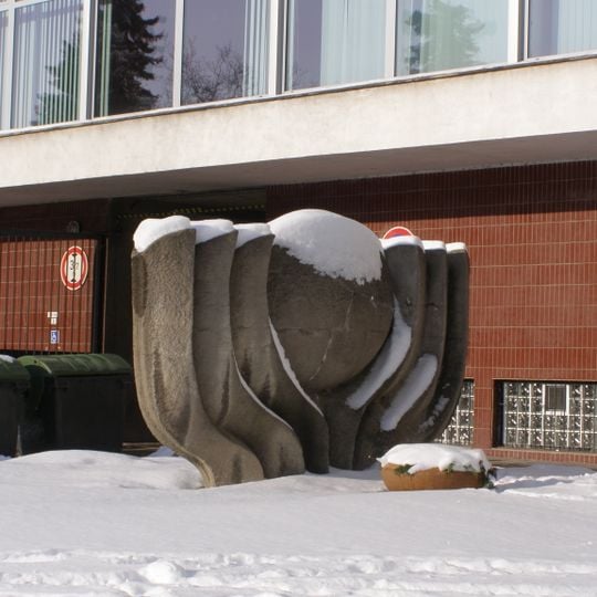 Kamenná plastika Slunce u koleje UK Kajetánka v Radimově ulici