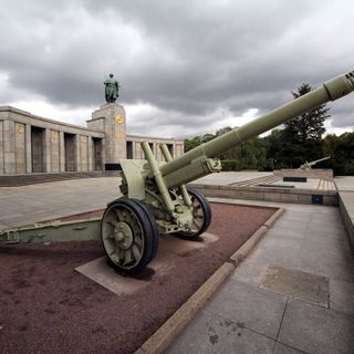 Eastern 152 mm gun-howitzer M1937 (ML-20) at the Soviet Cenotaph in Berlin-Tiergarten
