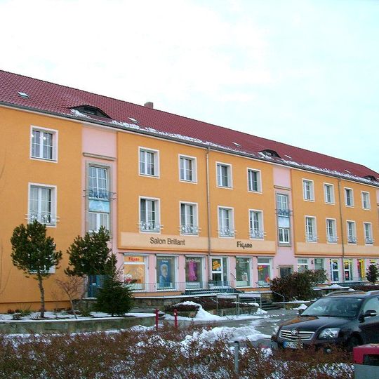 Mehrfamilienhaus der Wohnanlage Bahnhofsvorstadt, mit Läden Am Bahnhofsvorplatz 1a, 1b, 1c