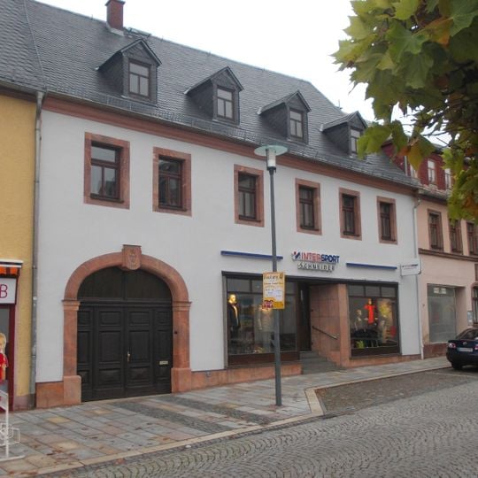 Wohnhaus in geschlossener Bebauung, mit Hofgebäude und Hinterhaus an der Stadtmauer Markt 5