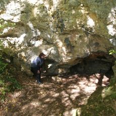 Barnberghöhle mit Fels
