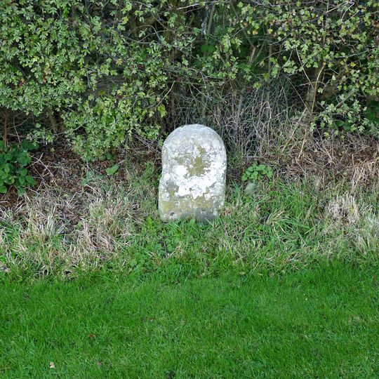 Milestone, Old London Road, Milestone Cottage, nr Morton Grange