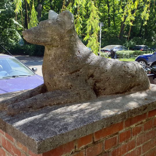 Dog figure west of the path Im Eichengrund