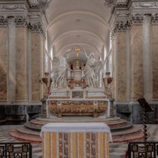 Les anges couronnant le Saint-Sacrement