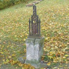 Kříž s ulomeným vrškem u rozcestí k hradu Kamýk