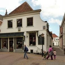 Groot diep hoekpand onder zadeldak