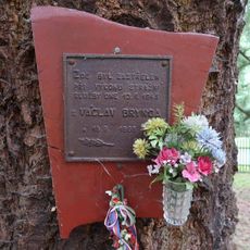 Pamětní deska V. Bryndy u zámečku Tři trubky