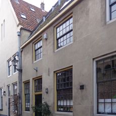 Pand met gepleisterde gevel onder gemeenschappelijk dak met nr. 36