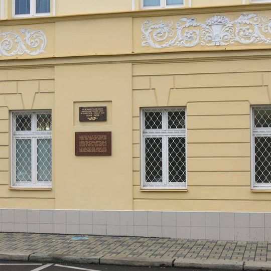 Pamětní deska Julia Payera na domě U Hadích lázní 44 v Teplicích