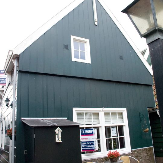 Houten huis in het verlengde van het vorige