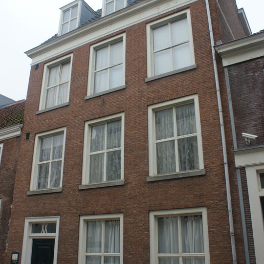 Eenvoudig pand met lijstgevel van goede verhoudingen