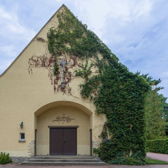 Leichenhalle, Einfriedung mit zwei Toren, einige Grabmale Salzstraße 16