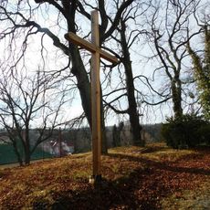 Kříž u kostela ve Velkých Popovicích (2)