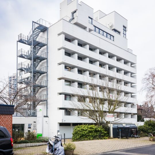 Wohnanlage und Krankenpflegeschule Bernhardstraße 12, Köln