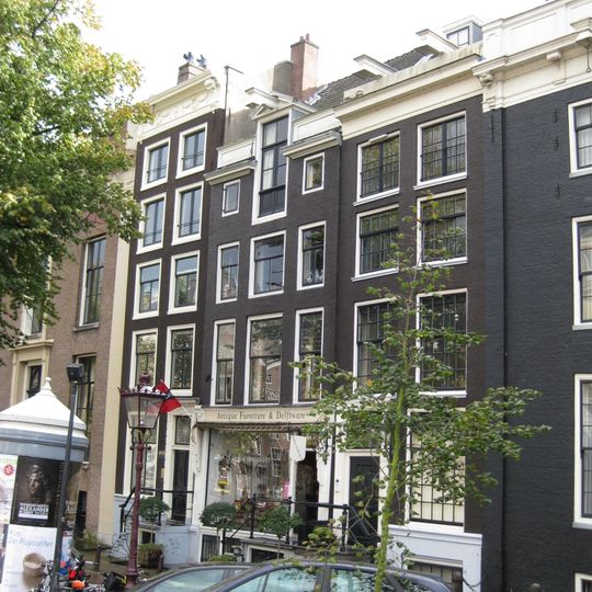 Pand met gevel (1667/69 onder gesneden rechte lijst, evenals deur- en vensteromlijstingen