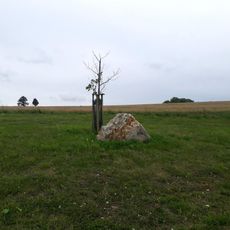 Památný kámen s datem výstavby tůně západně od Popovic