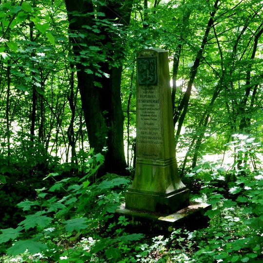 Památník založení Československa u silnice mezi Rozkoší a Skálou