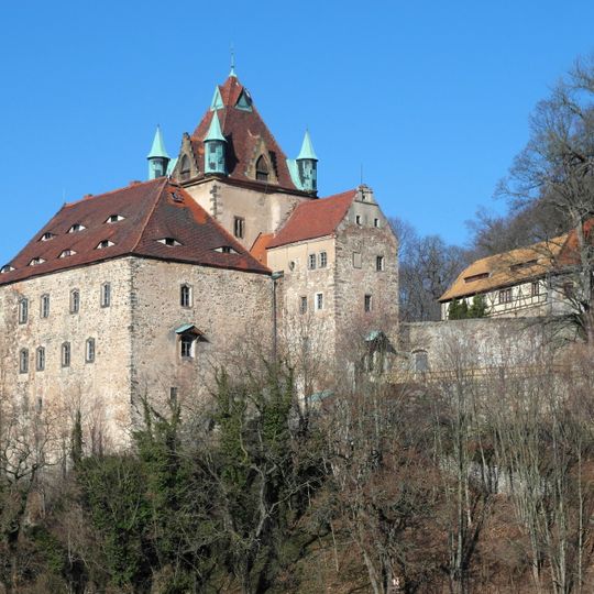 Einzeldenkmale der Sachgesamtheit Schloss Kuckuckstein: spätgotische burgartige Schlossanlage mit Torhaus, nordöstlichem Bergfried , südwestlichem Tafelhaus, südöstlichem Wasserhaus, Verbindungsbau mit Wehrgang im Nordosten sowie Zugbr