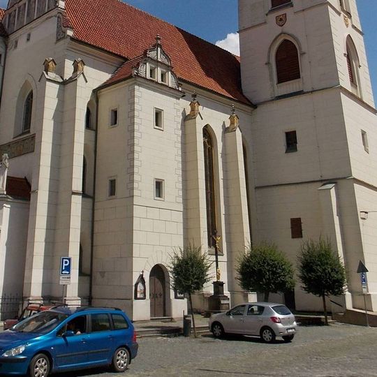 Kříž u kostela Narození Panny Marie ve Vodňanech