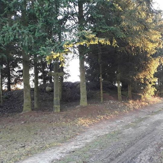 Kříž v západní části Líšnice u rozcestí