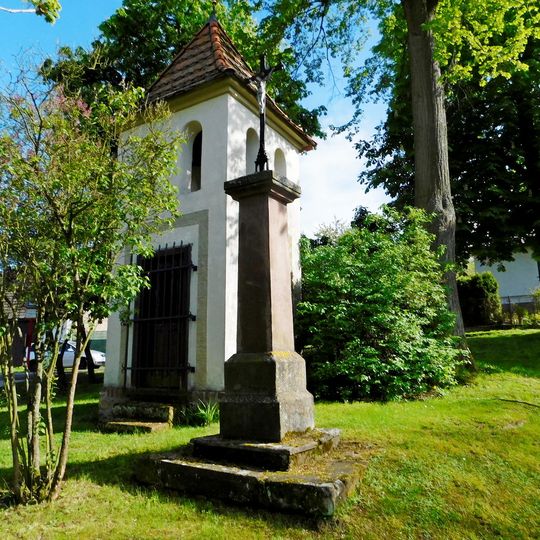 Kříž u zvonice v Samechově