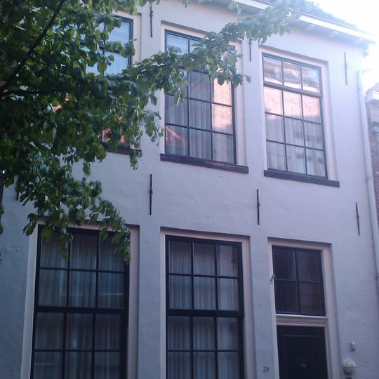 Pand tussen waterstraat en welle ter plaatse van de buitenste, middeleeuwse stadsmuur, 1,1 meter dik in de kelder herkenbaar