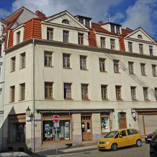 Wohnhaus in geschlossener Bebauung, Eckhaus, mit Laden mit originaler Front Nikolaigraben 4