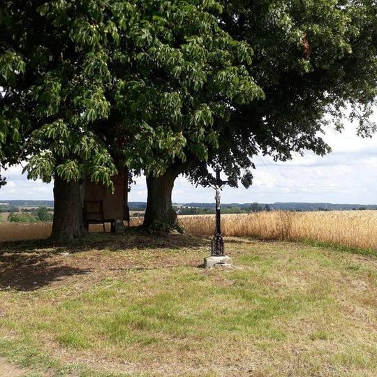 Kříž východně od Brandlína mezi stromy