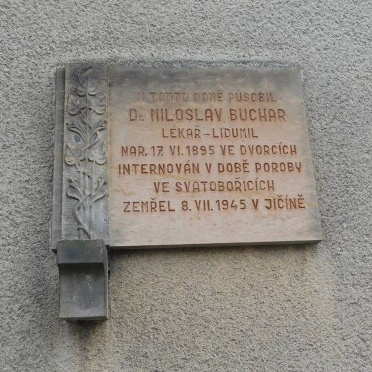 Pamětní deska dr. Miloslava Buchara v Miletíně
