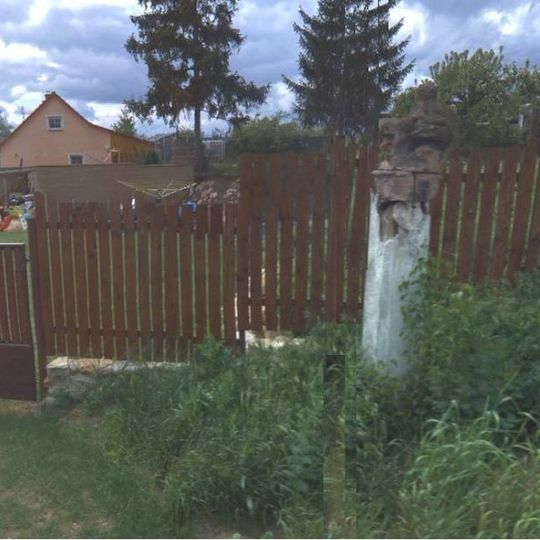 Sloup se sochou svatého Jana Nepomuckého u čp. 95 ve Hlubanech